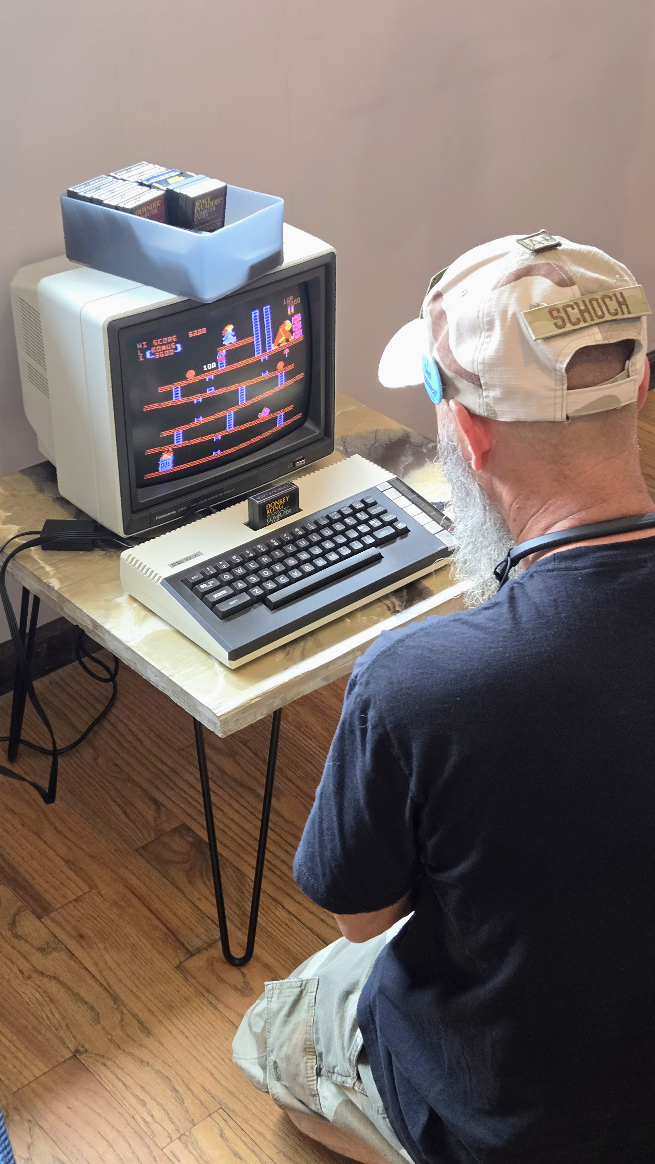 Member playing Donkey Kong on an Atari 800XL at the meetup
